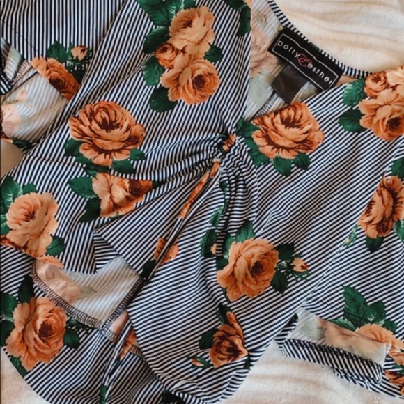 cute floral top 🧚🏼‍♀️ - Picture 2 of 2